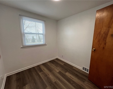 512 Cayuga Road - Photo Thumbnail 18