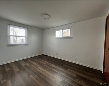 512 Cayuga Road - Photo Thumbnail 15