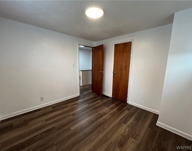 512 Cayuga Road - Photo Thumbnail 14