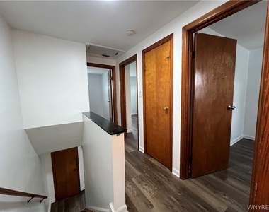 512 Cayuga Road - Photo Thumbnail 12