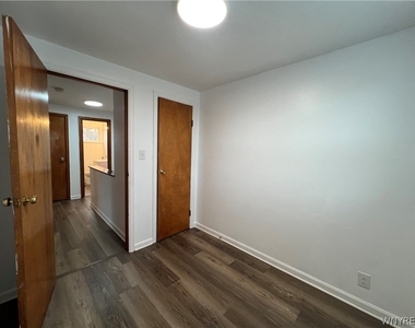 512 Cayuga Road - Photo Thumbnail 19