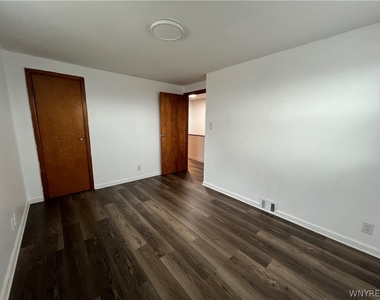512 Cayuga Road - Photo Thumbnail 16