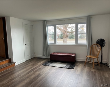 512 Cayuga Road - Photo Thumbnail 7