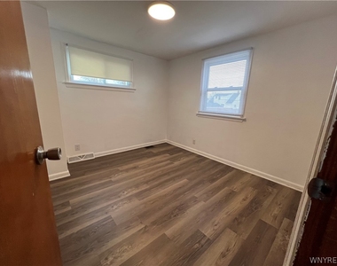 512 Cayuga Road - Photo Thumbnail 13