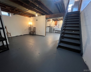 512 Cayuga Road - Photo Thumbnail 3