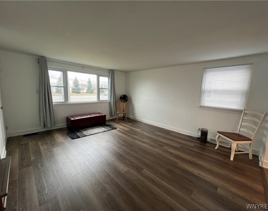 512 Cayuga Road - Photo Thumbnail 8