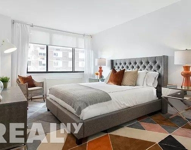 E 94th St - Photo Thumbnail 1