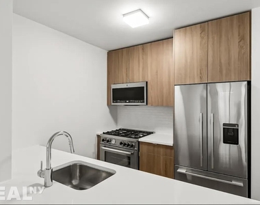 E 94th St - Photo Thumbnail 3