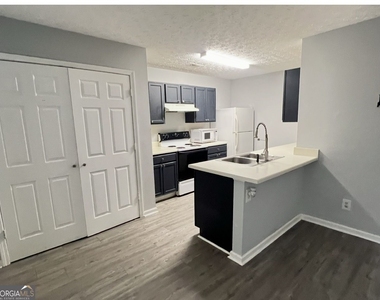 2279 Strathmoor Manor Drive - Photo Thumbnail 4