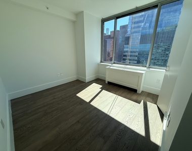 West 47th Street - Photo Thumbnail 6