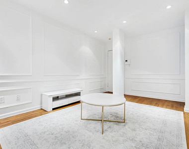 226 East 70th Street - Photo Thumbnail 2