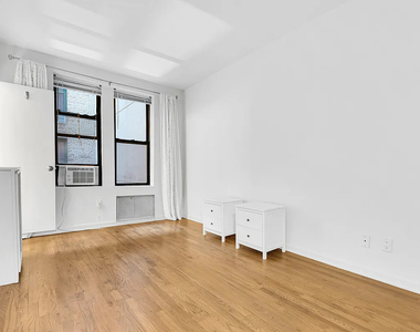 226 East 70th Street - Photo Thumbnail 5