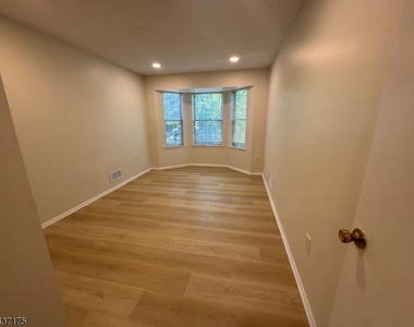 7 Sheffield Ct - Photo Thumbnail 6