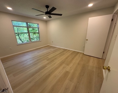 7 Sheffield Ct - Photo Thumbnail 4