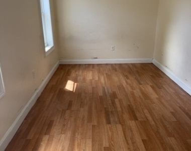 34 Sussex Ave - Photo Thumbnail 4