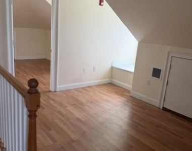 34 Sussex Ave - Photo Thumbnail 5