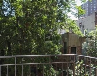 E 7th St. - Photo Thumbnail 6