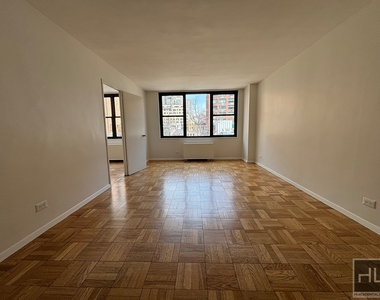 East 49 Street - Photo Thumbnail 4