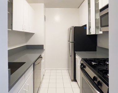 East 49 Street - Photo Thumbnail 7
