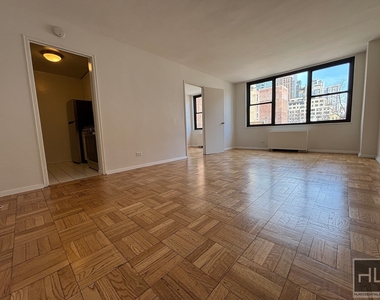 East 49 Street - Photo Thumbnail 5