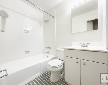 East 49 Street - Photo Thumbnail 9