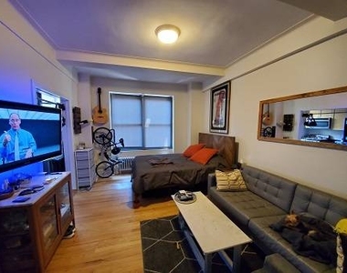 Second Avenue - Photo Thumbnail 2