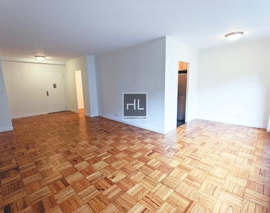 East 55 Street - Photo Thumbnail 9