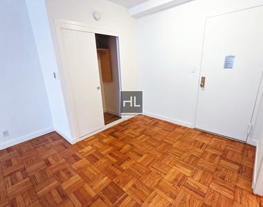 East 55 Street - Photo Thumbnail 6