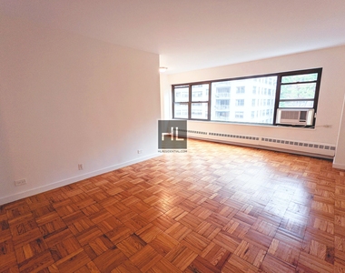 East 55 Street - Photo Thumbnail 10