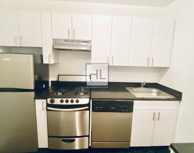 E 82 St - Photo Thumbnail 2