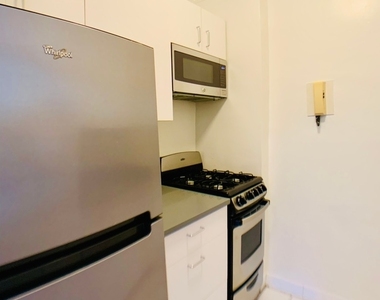 East 55 Street - Photo Thumbnail 3
