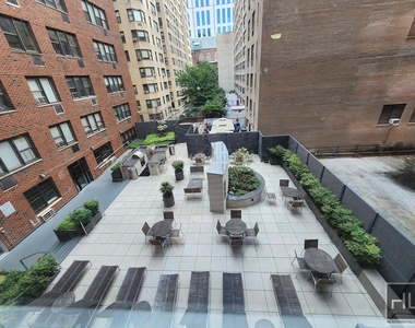East 79th Street - Photo Thumbnail 3