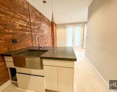 East 82 Street - Photo Thumbnail 4