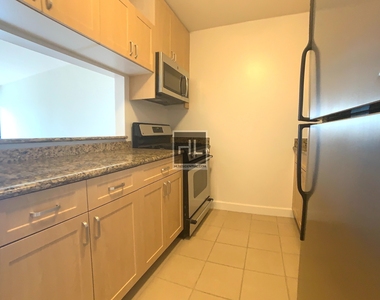 West 48th Street - Photo Thumbnail 2