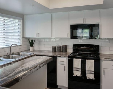3255 S Dorsey Lane - Photo Thumbnail 6