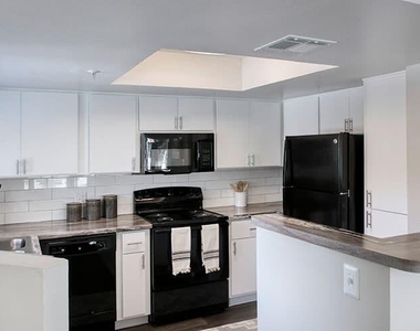 3255 S Dorsey Lane - Photo Thumbnail 5