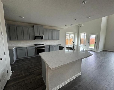 1201 Indianola - Photo Thumbnail 6