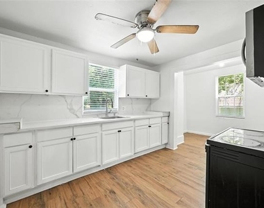 903 W Baker Street - Photo Thumbnail 1
