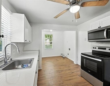 903 W Baker Street - Photo Thumbnail 2