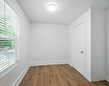 903 W Baker Street - Photo Thumbnail 5