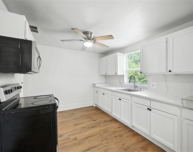 903 W Baker Street - Photo Thumbnail 3