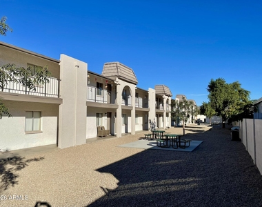 1222 E Mountain View Road - Photo Thumbnail 15