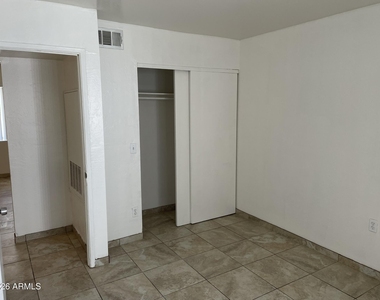1222 E Mountain View Road - Photo Thumbnail 9