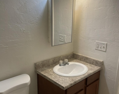 1222 E Mountain View Road - Photo Thumbnail 7