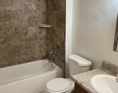 1222 E Mountain View Road - Photo Thumbnail 5