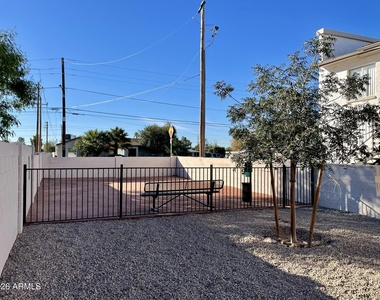 1222 E Mountain View Road - Photo Thumbnail 12