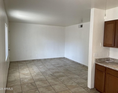 1222 E Mountain View Road - Photo Thumbnail 3