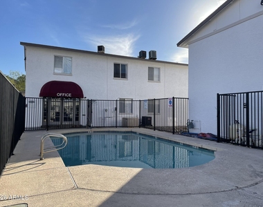 1222 E Mountain View Road - Photo Thumbnail 10