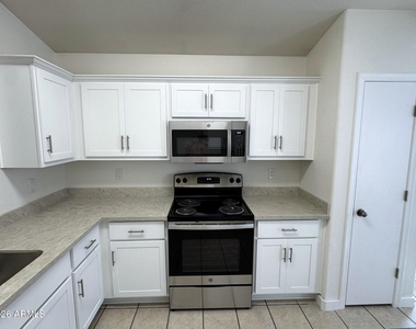 12710 W Ash Street - Photo Thumbnail 2
