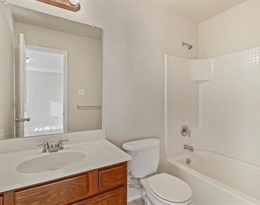 1452 Willoughby Way - Photo Thumbnail 14